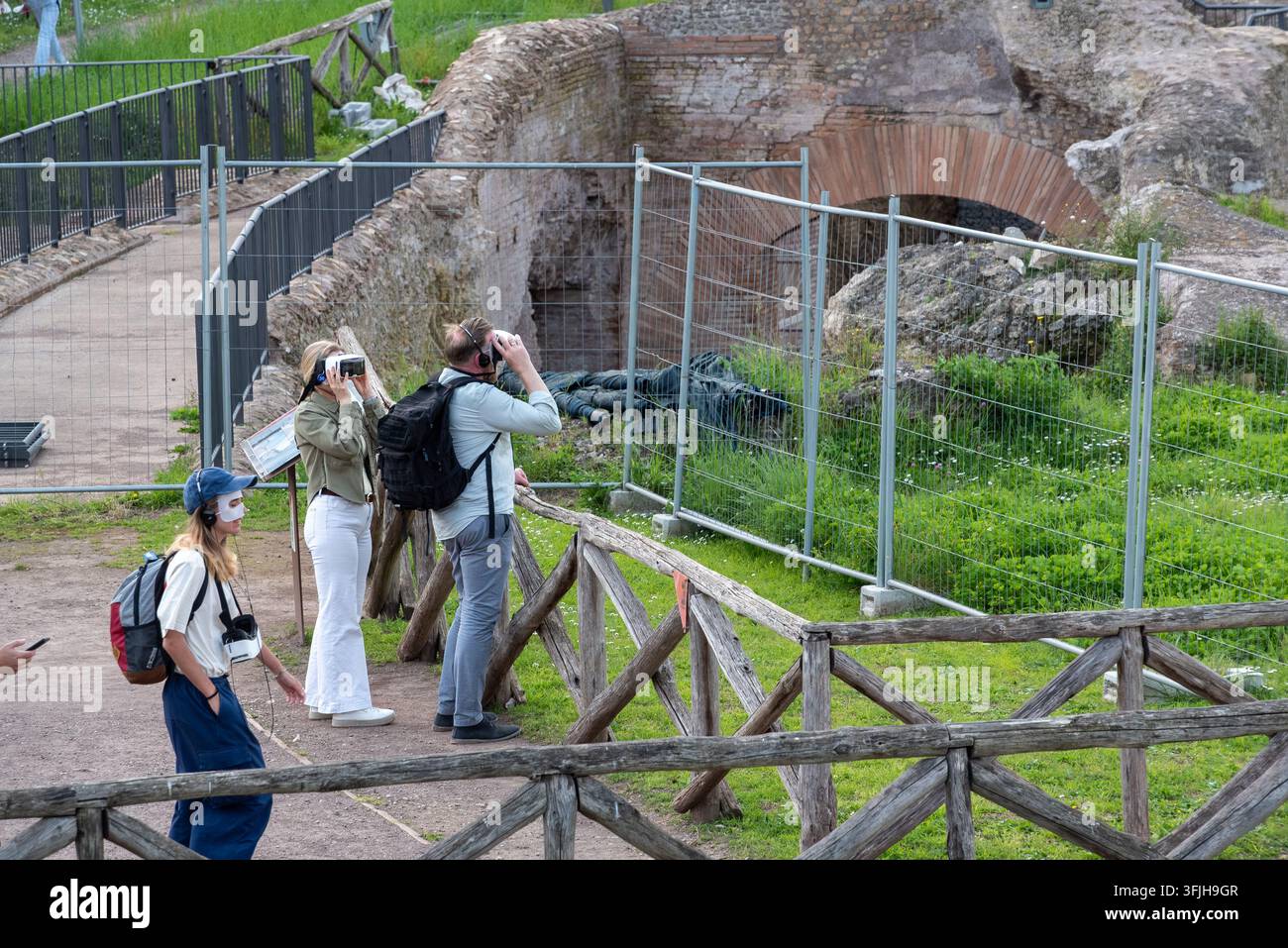 Rom, Italien - 09. April 2026 - Detaillierte Fotografie, die Touristen zeigt, die Virtual-Reality-Headsets tragen, um eine immersive Augmented-Reality-Tour zu erleben Stockfoto