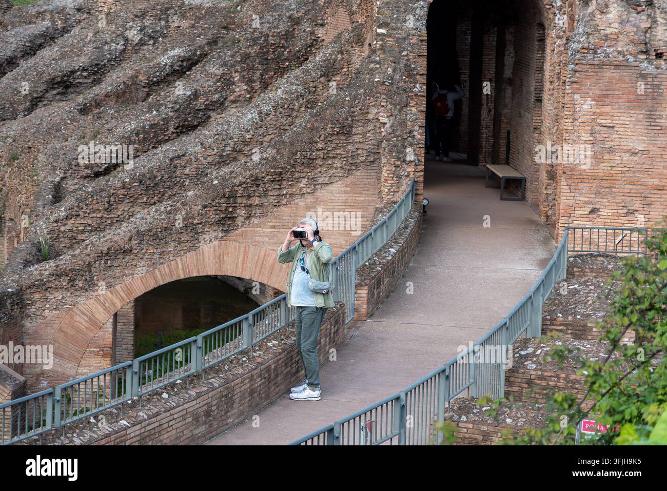 Rom, Italien - 09. April 2026 - Detaillierte Fotografie, die Touristen zeigt, die Virtual-Reality-Headsets tragen, um eine immersive Augmented-Reality-Tour zu erleben Stockfoto