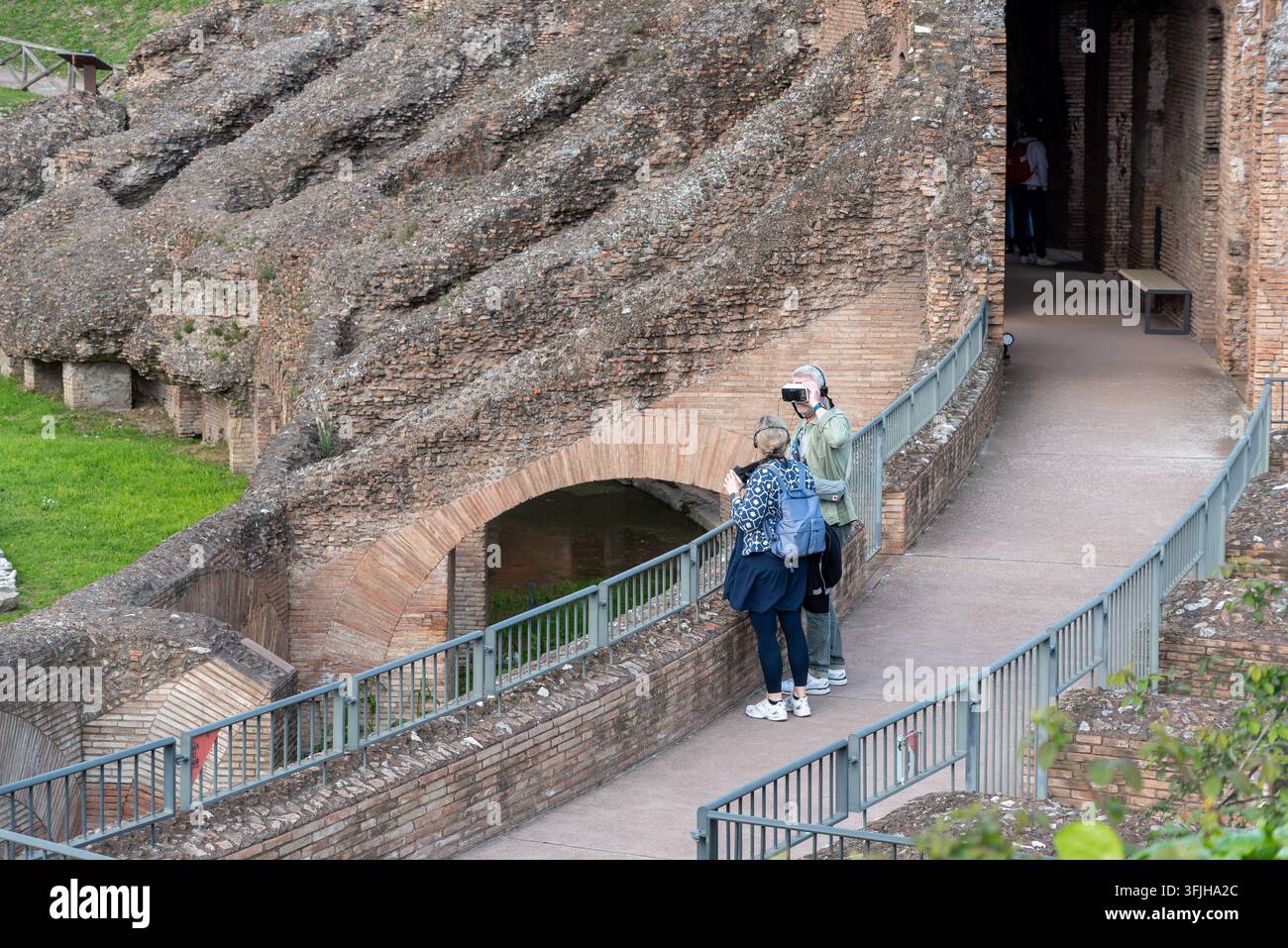 Rom, Italien - 09. April 2026 - Detaillierte Fotografie, die Touristen zeigt, die Virtual-Reality-Headsets tragen, um eine immersive Augmented-Reality-Tour zu erleben Stockfoto