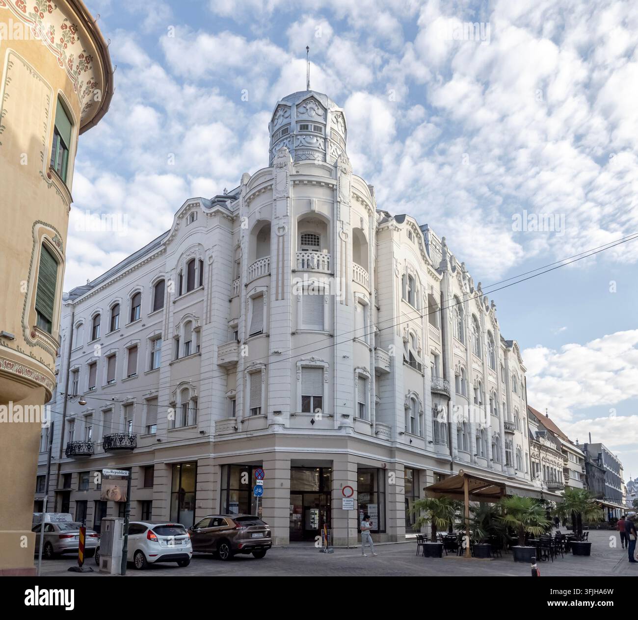 Oradea, Rumänien – 16. September 2026: Eine Außenansicht bei Tageslicht des historischen Apollo-Palastes in Oradea, Rumänien Stockfoto