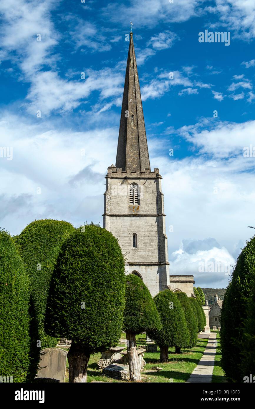 St. Mary's Kirche (berühmt für ihre 99 Eiben) im Cotswolds-Dorf Painswick, Gloucestershire, England, UK Stockfoto