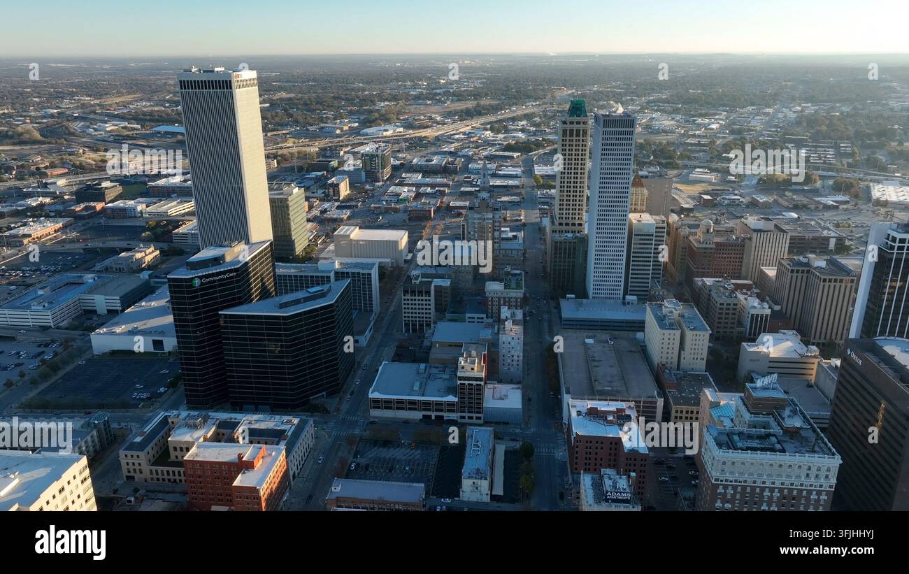 Tulsa Oklahoma Skyline. Luftbilddrohnenaufnahme bei Sonnenaufgang. Stockfoto