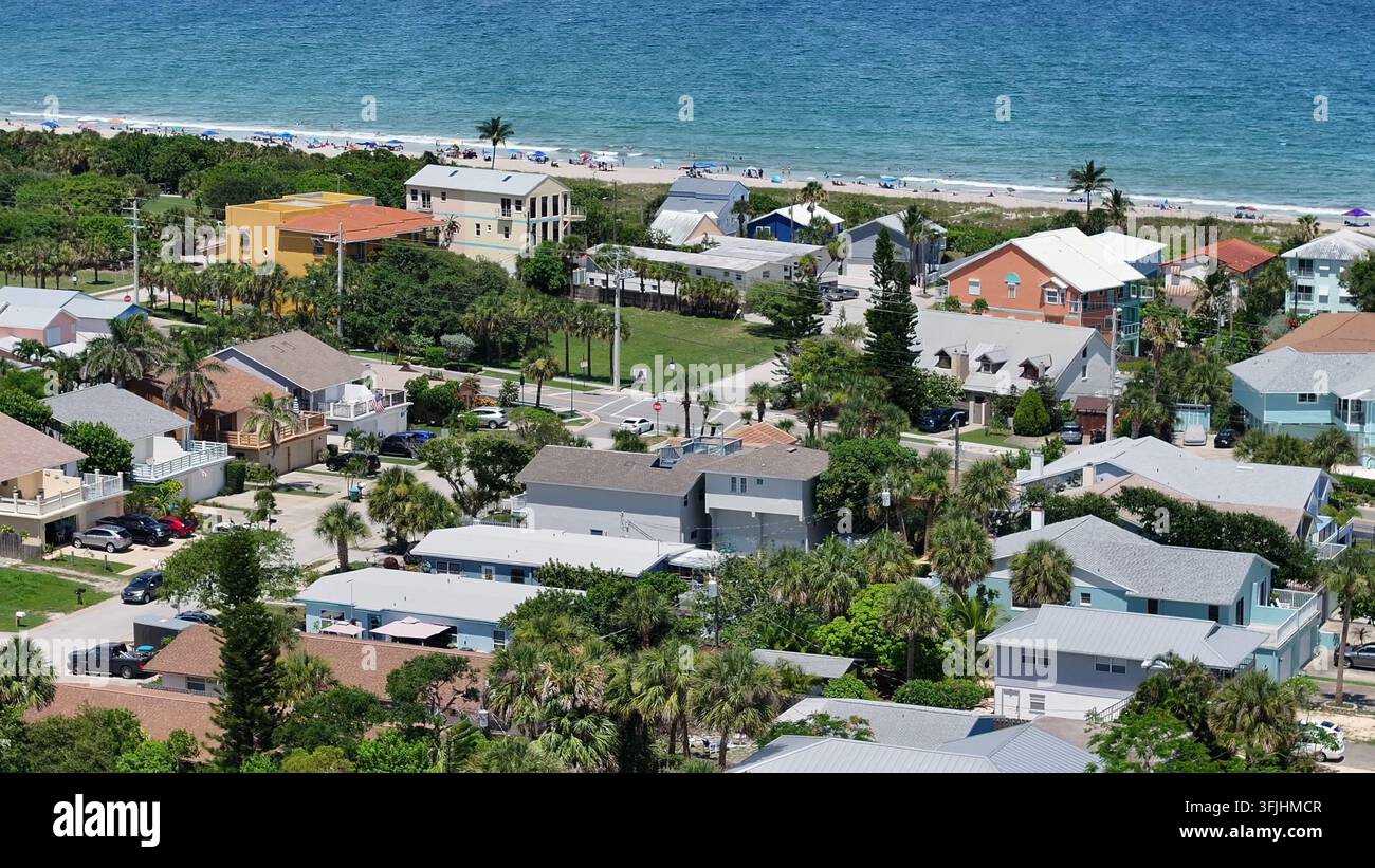 Luftbild von Cape Canaveral City mit Strand und einem kreuzenden Boot auf dem Meer. Sonniger Sommertag in Florida, USA. Stockfoto