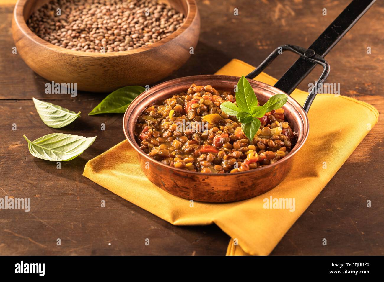 Linsensuppe in einer Schüssel Stockfoto