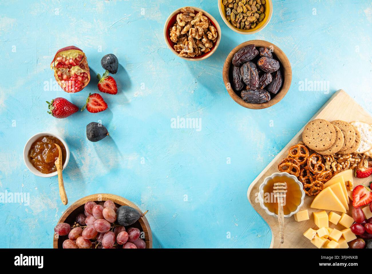 Schneidebrett mit Aufschnitt, frischen Früchten und Käse im Nahaufnahme Stockfoto