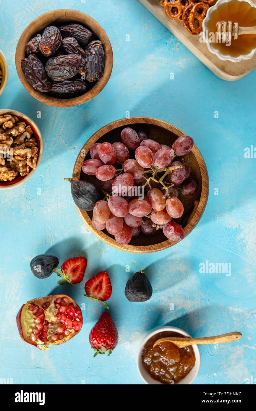 Schneidebrett mit Aufschnitt, frischen Früchten und Käse im Nahaufnahme Stockfoto