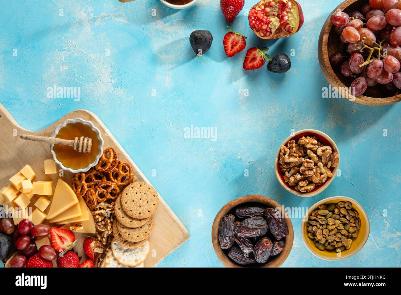Schneidebrett mit Aufschnitt, frischen Früchten und Käse im Nahaufnahme Stockfoto
