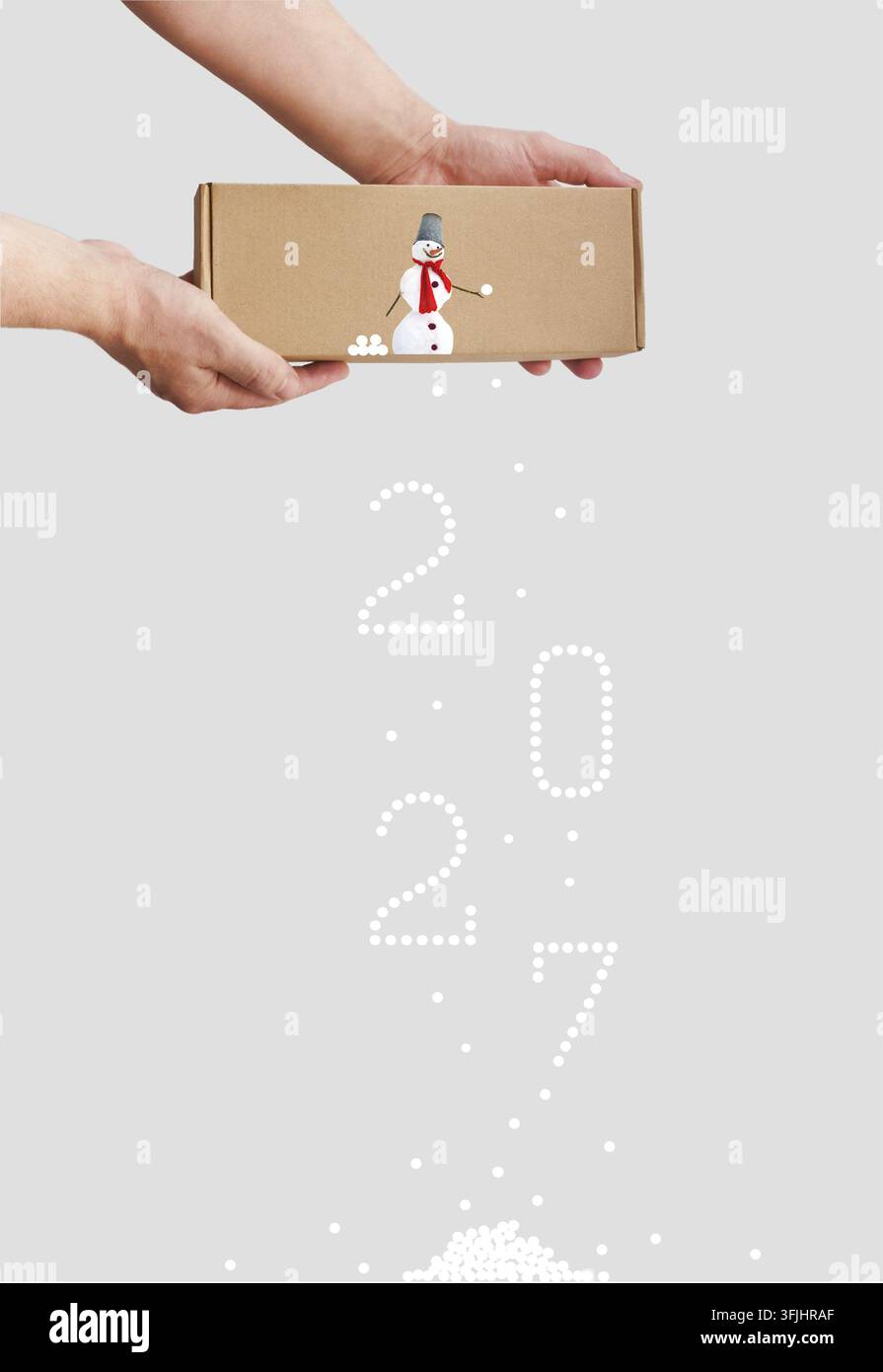 Neujahrsvorhersagekonzept 2027 mit Schneemann, der Schneebälle aus einem Karton wirft, als Symbol für bevorstehende Veränderungen, Schneeballeffekt oder Winterferienmetapher Stockfoto