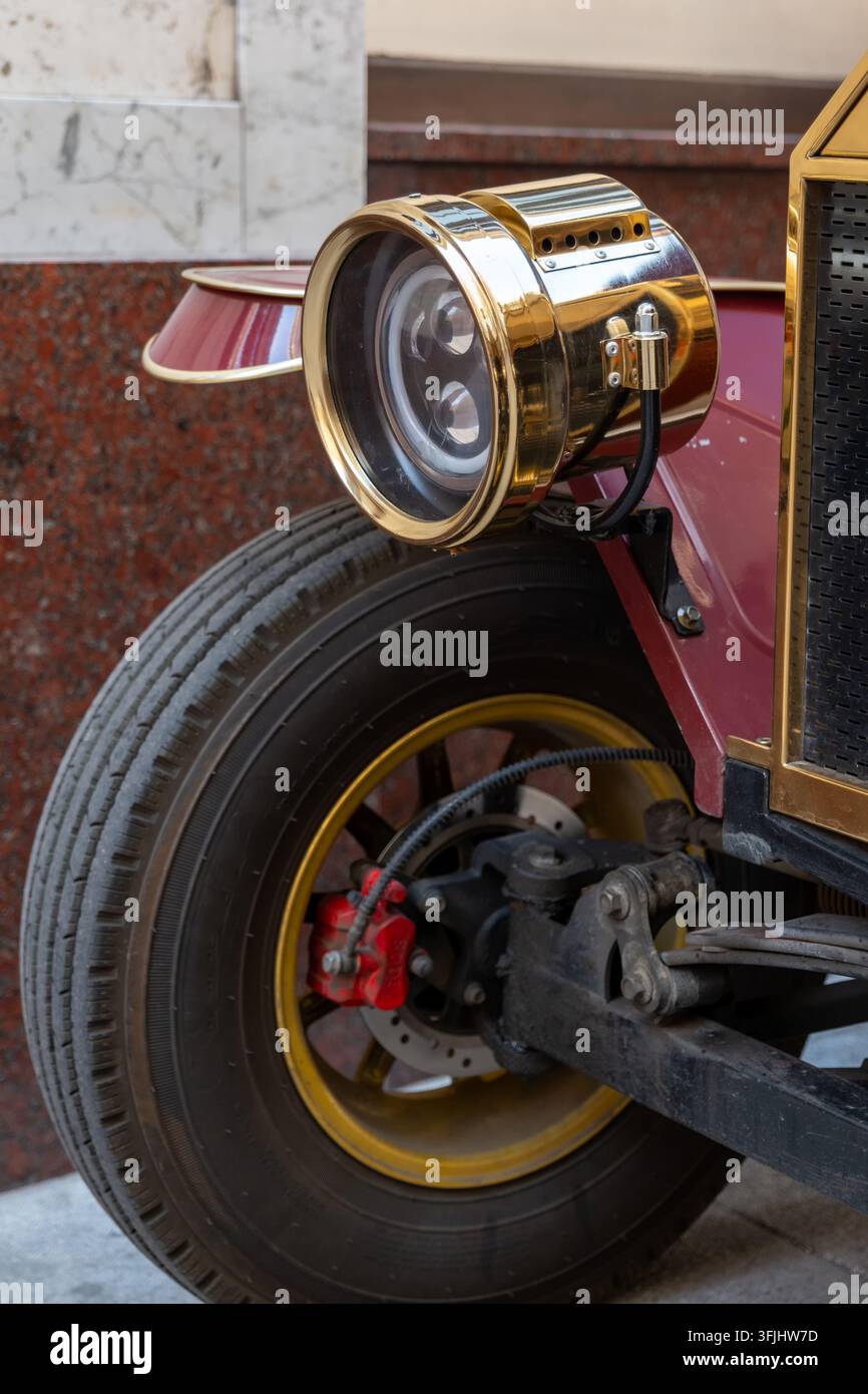 Nahaufnahme eines vintage Autoscheinwerfers, Rads und Messingverzierungen. Stockfoto