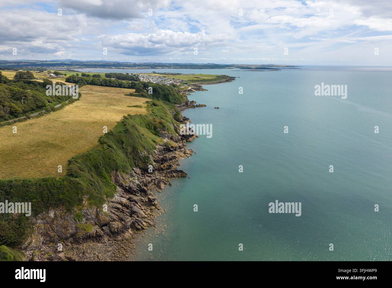 Luftaufnahme mit Blick approx. nach Osten auf die Küste von Wigtown Bay, in Richtung Auchenlarie Beach, Dumfries und Galloway, Schottland. Stockfoto