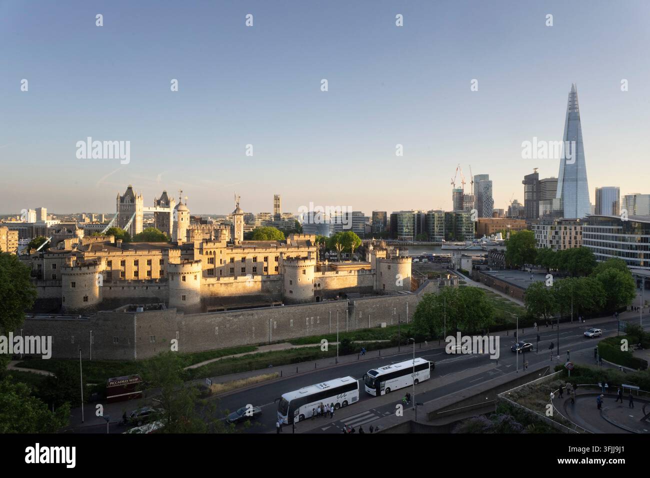 Touristen erkunden den historischen Tower of London in London, England, zum Sightseeing, wobei The Shard im Hintergrund sichtbar ist. Stockfoto