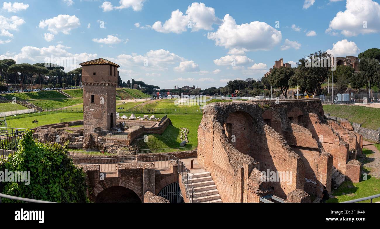 Panoramablick auf das historische Tal des Circus Maximus und die antike archäologische Rennstadionstätte, die zwischen dem Aventin und dem Palatin liegt Stockfoto