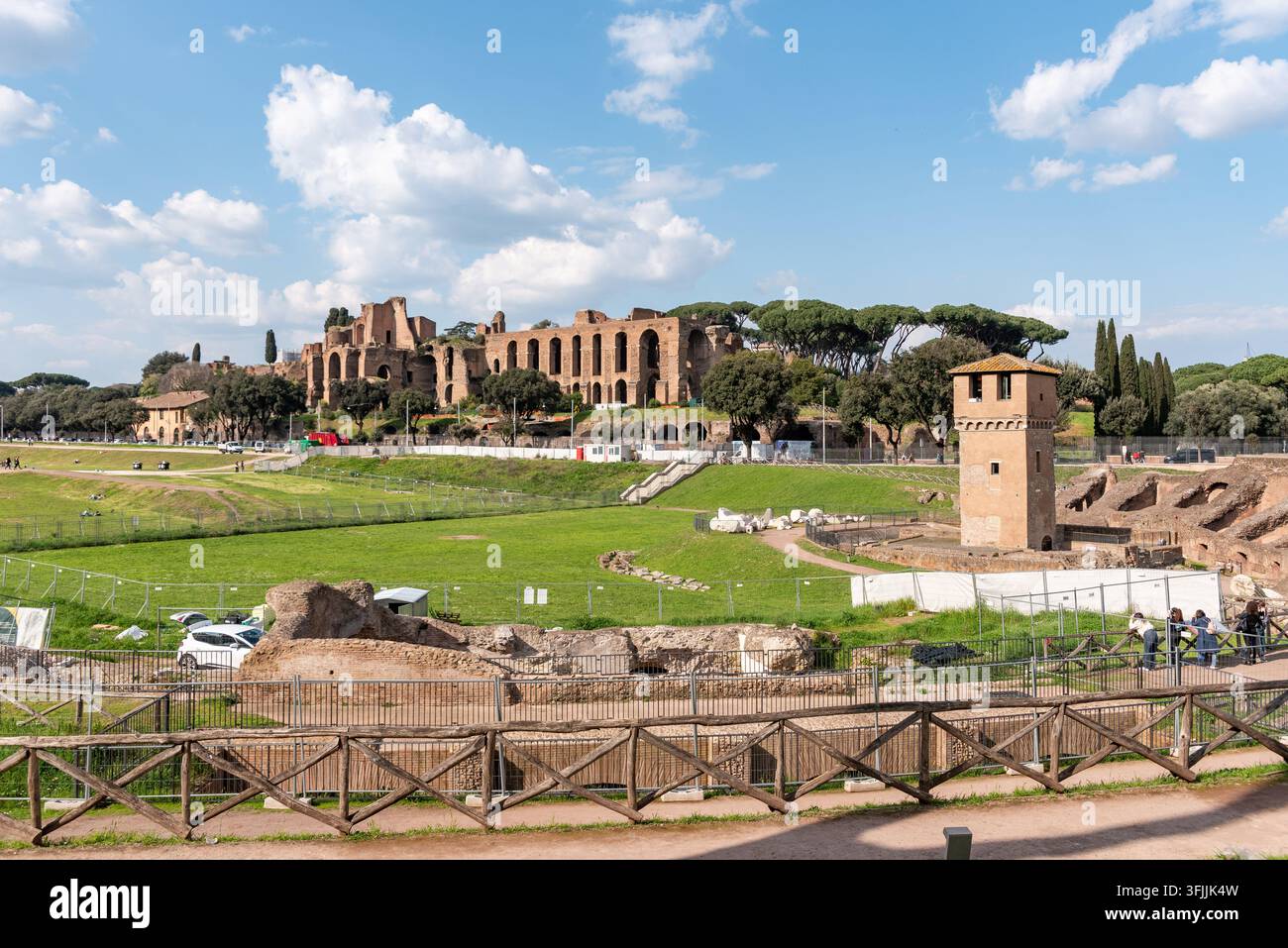 Panoramablick auf das historische Tal des Circus Maximus und die antike archäologische Rennstadionstätte, die zwischen dem Aventin und dem Palatin liegt Stockfoto