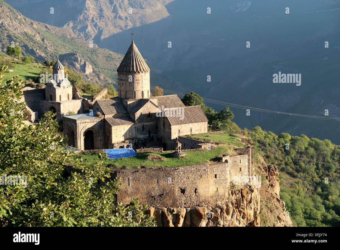 Das Tatev-Kloster thront auf einer felsigen Klippe über der Vorotan-Schlucht im Süden Armeniens. Stockfoto