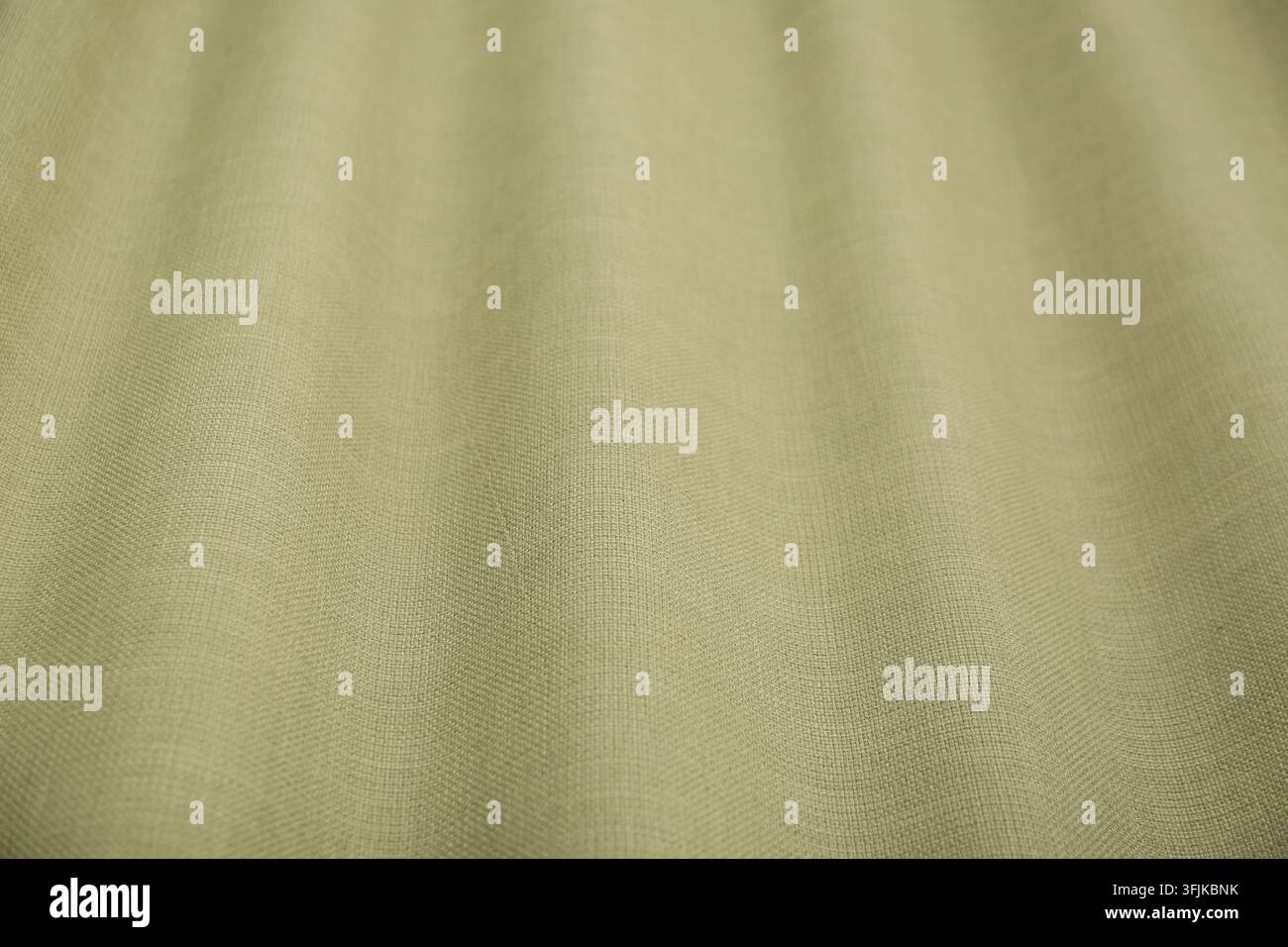 Minimalistischer Hintergrund, weiche olivgrüne Stofftextur mit eleganten Falten für Innenarchitektur und Marketing- und Branding-Projekte der Textilindustrie Stockfoto