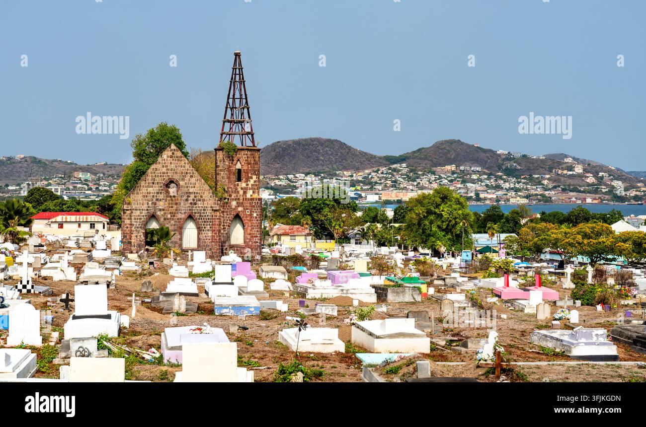 Panoramatische Ansicht einer alten Steinkirche und Grabsteine auf dem historischen Friedhof von Springfield in Basseterre, Saint Kitts und Nevis. Stockfoto