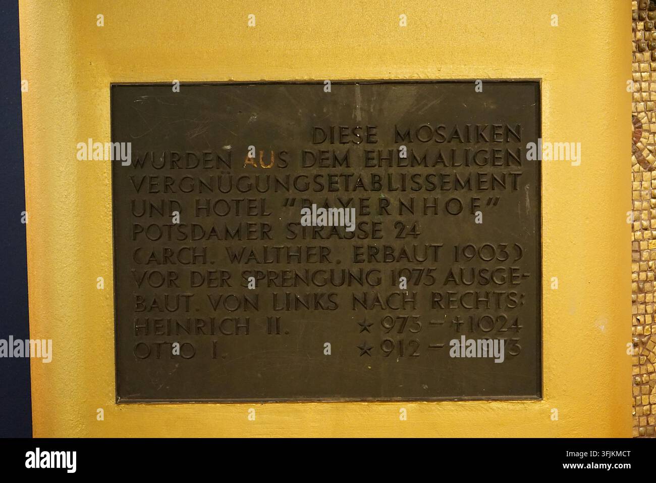 Farbenfrohes Interieur der U-Bahn-Station Richard-Wagner-Platz an der U7-Linie, Berlin, Deutschland, März 2019 Stockfoto