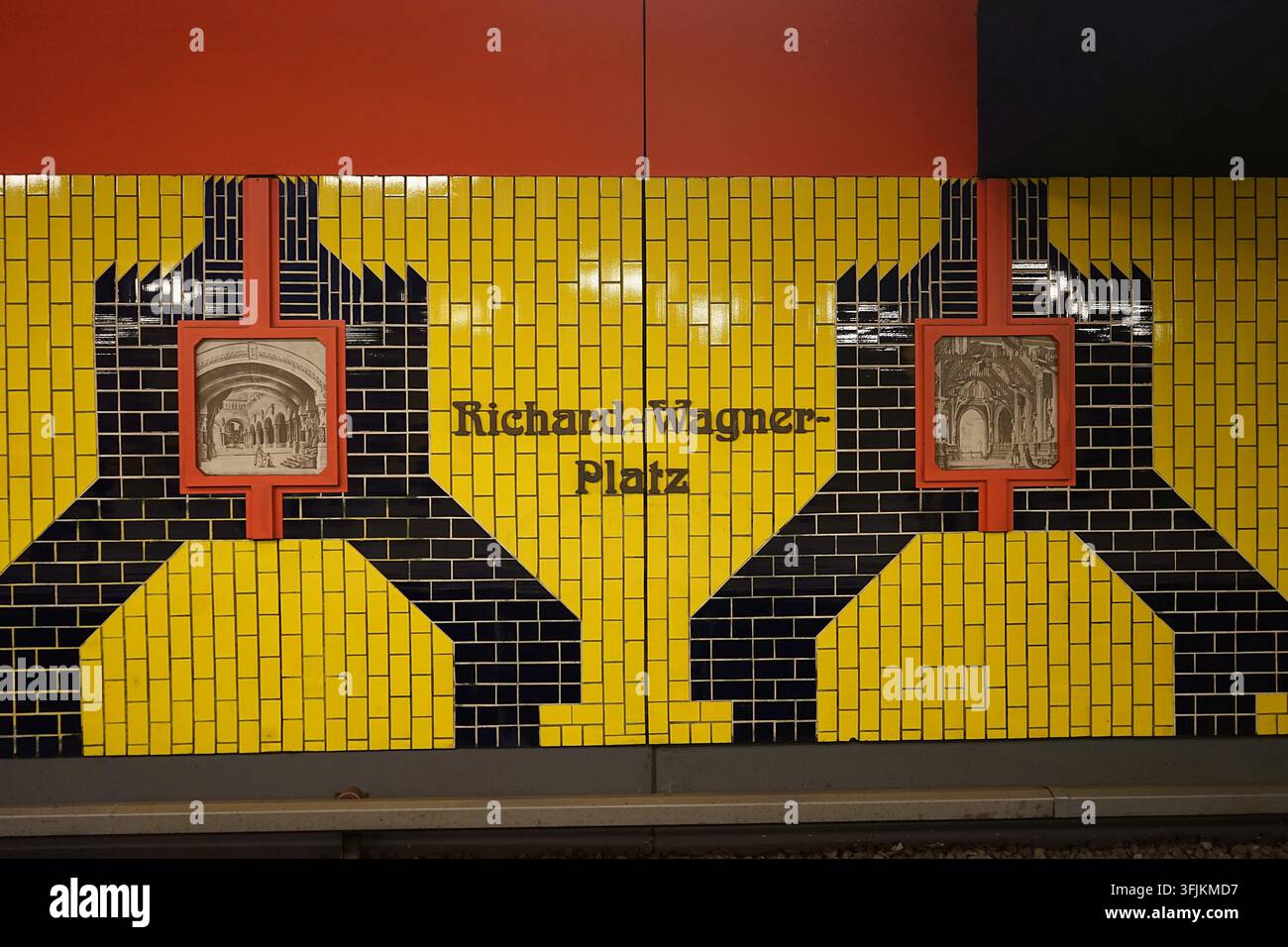 Farbenfrohes Interieur der U-Bahn-Station Richard-Wagner-Platz an der U7-Linie, Berlin, Deutschland, März 2019 Stockfoto
