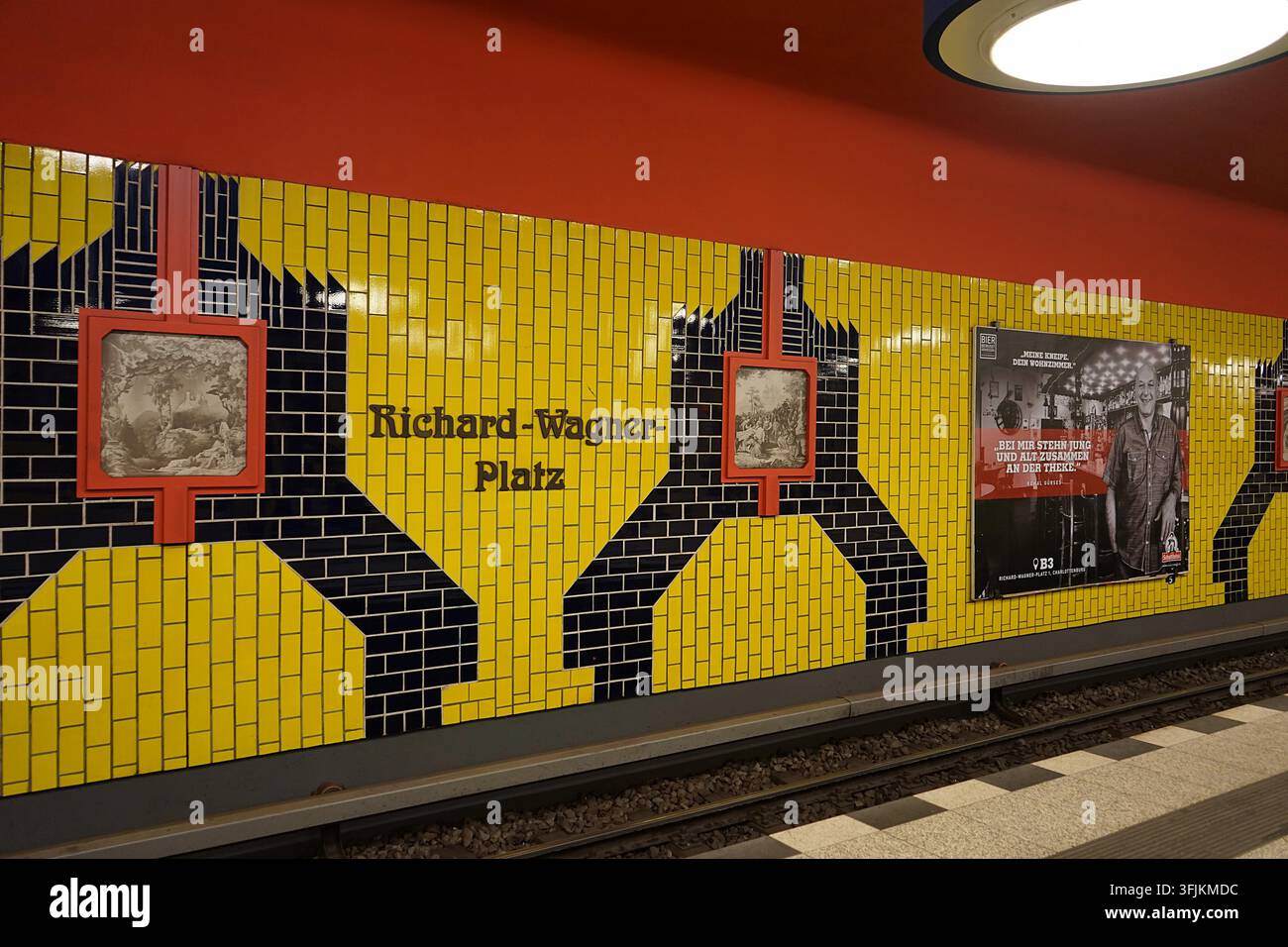 Farbenfrohes Interieur der U-Bahn-Station Richard-Wagner-Platz an der U7-Linie, Berlin, Deutschland, März 2019 Stockfoto