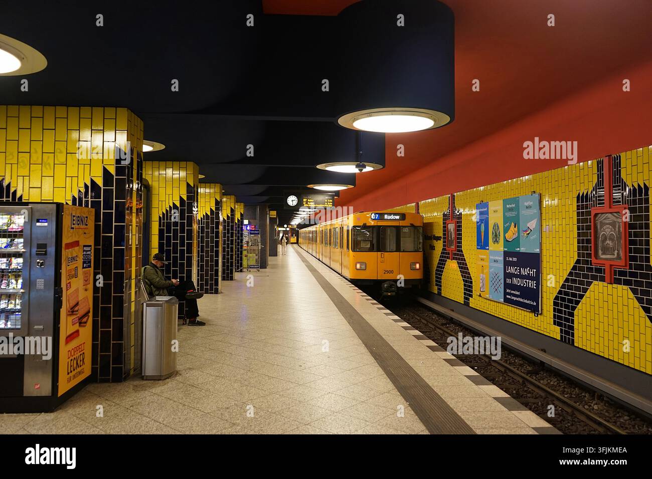 Farbenfrohes Interieur der U-Bahn-Station Richard-Wagner-Platz an der U7-Linie, Berlin, Deutschland, März 2019 Stockfoto