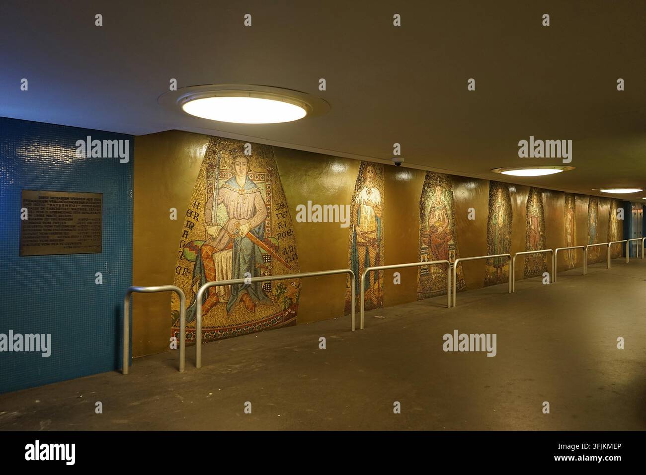 Farbenfrohes Interieur der U-Bahn-Station Richard-Wagner-Platz an der U7-Linie, Berlin, Deutschland, März 2019 Stockfoto