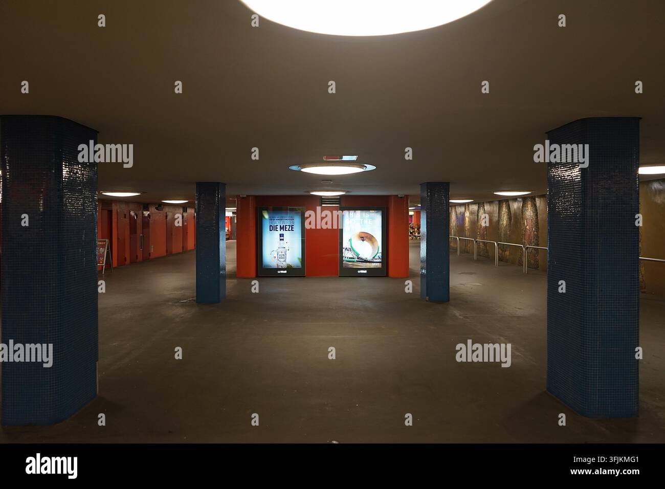 Farbenfrohes Interieur der U-Bahn-Station Richard-Wagner-Platz an der U7-Linie, Berlin, Deutschland, März 2019 Stockfoto