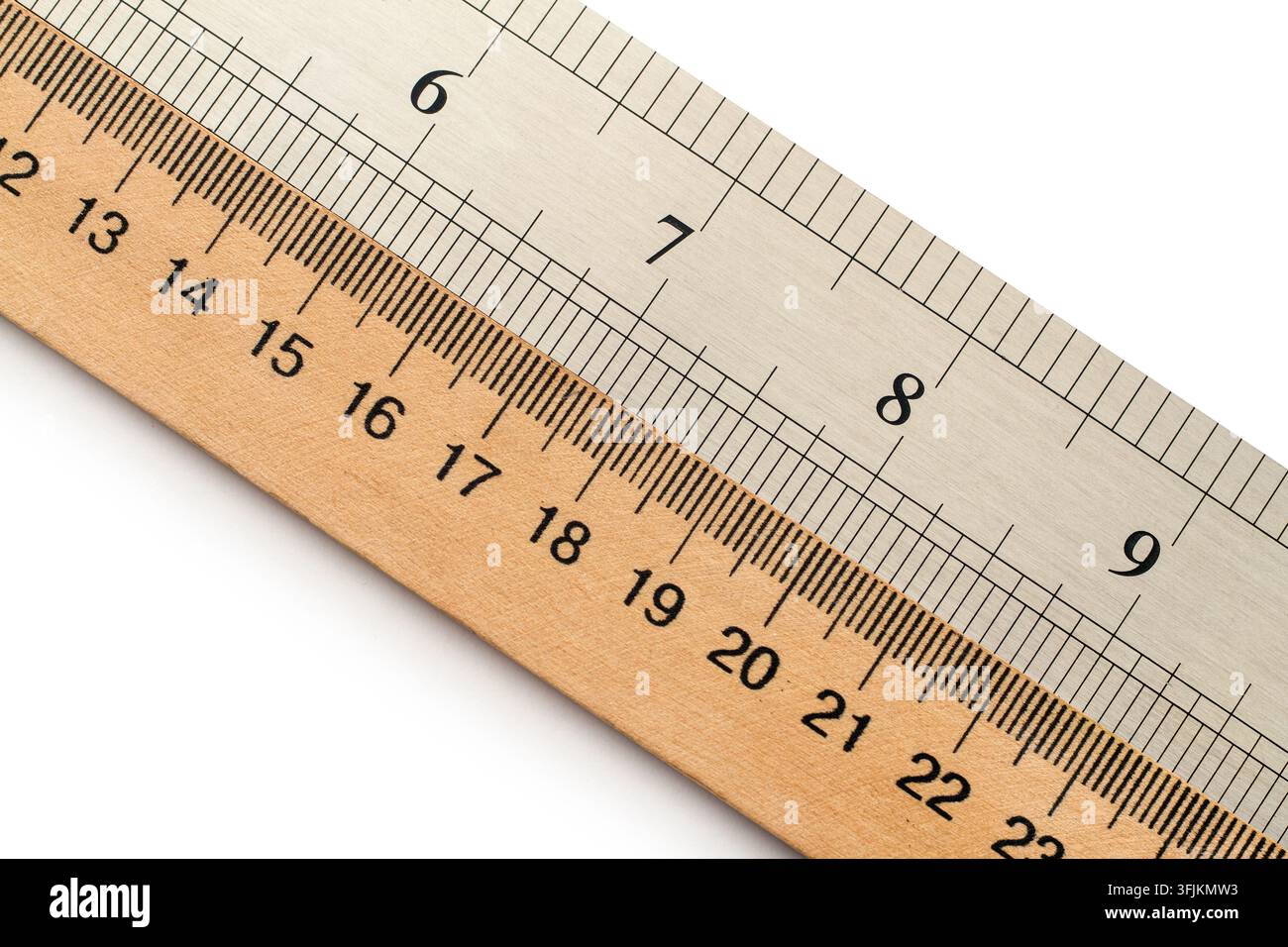 Holz- und Metalllineale in Zentimetern und Zoll. Messlineale auf weißem Hintergrund. Stockfoto