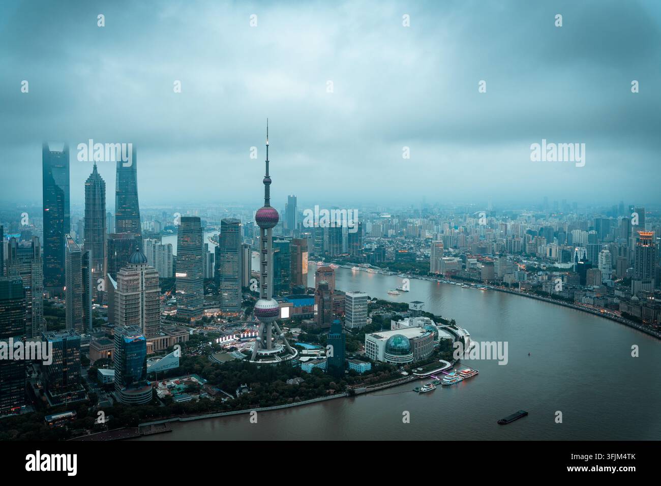 Panoramablick auf die Skyline von Shanghai und den Oriental Pearl Tower unter einem bewölkten Himmel Stockfoto