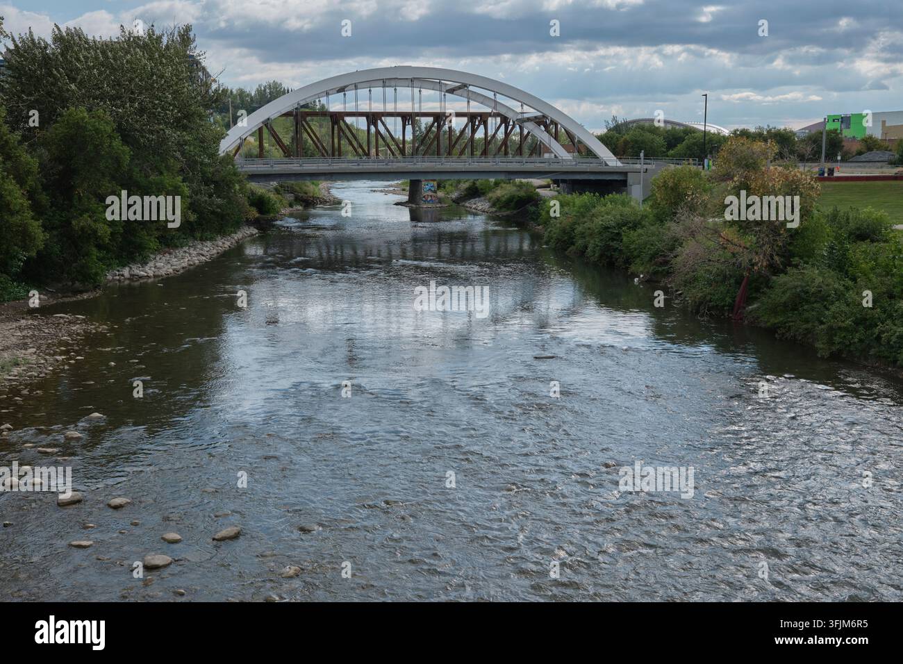 Brücke über den Bow River am Confluence National Historic Site in Calgary Stockfoto