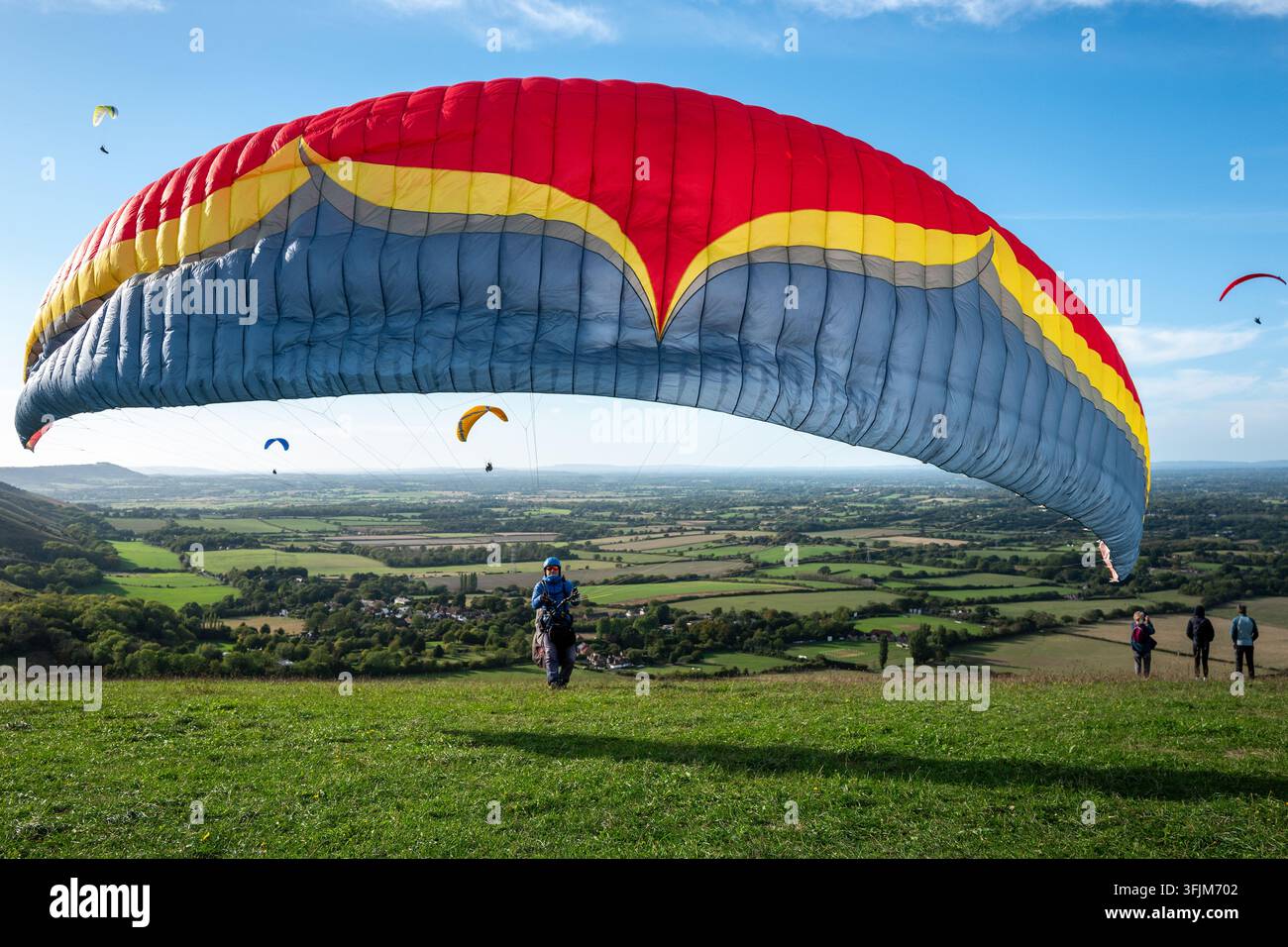Brighton, 20. September 2026: Ein Gleitschirmflieger, der die idealen Bedingungen am Devil's Dyke im South Downs National Park optimal nutzt Credit: Andrew Hasson/Alamy Live News Stockfoto