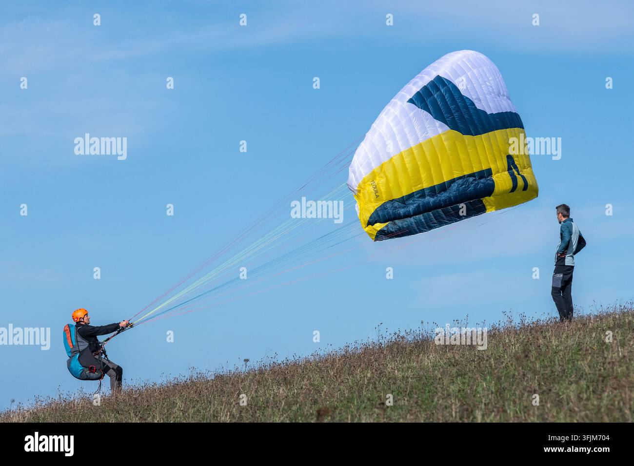 Brighton, 20. September 2026: Ein Gleitschirmflieger, der die idealen Bedingungen am Devil's Dyke im South Downs National Park optimal nutzt Credit: Andrew Hasson/Alamy Live News Stockfoto