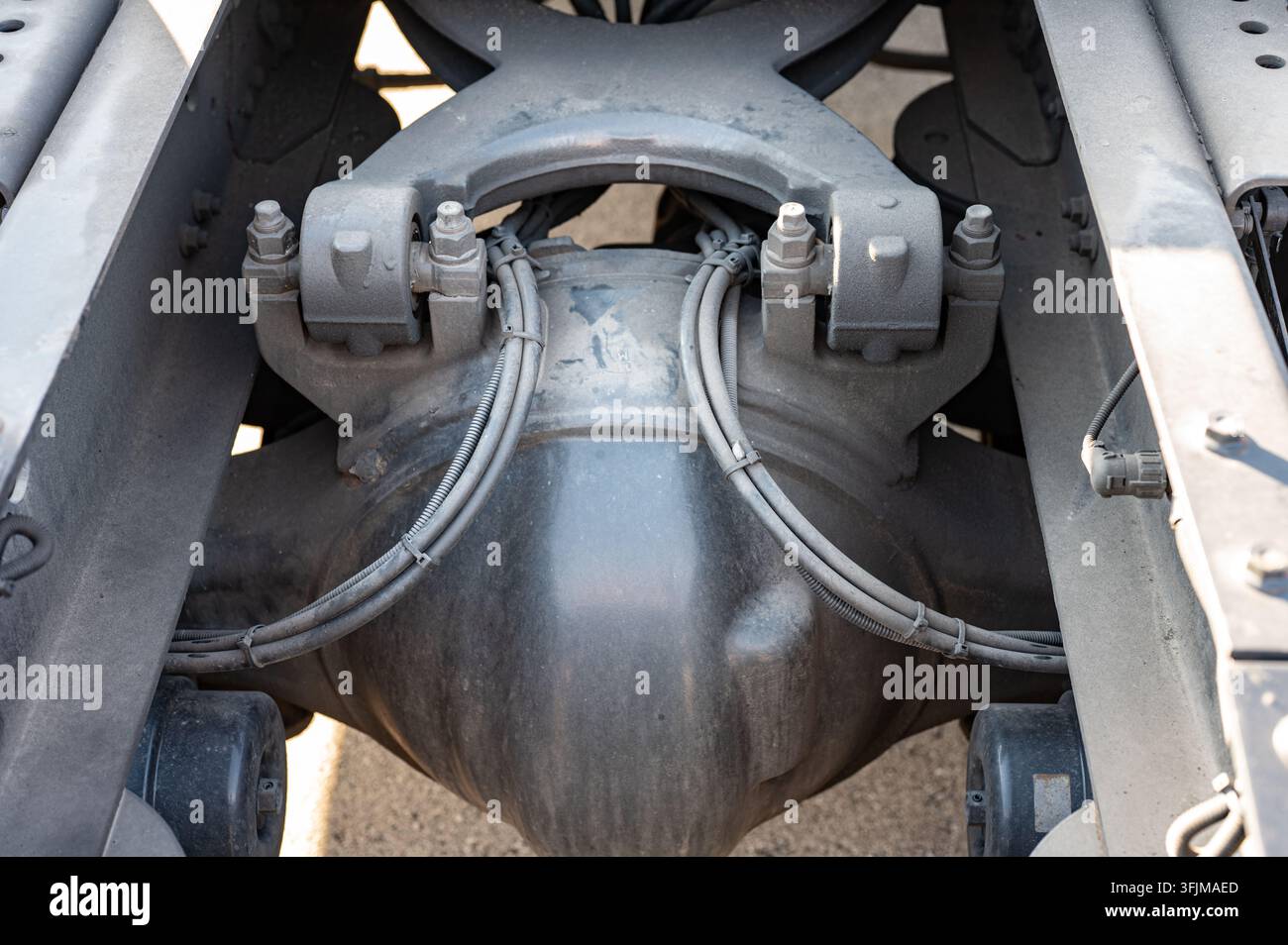 Nahaufnahme des Differentialgehäuses der Hinterachse eines Sattelzugs und des Aufhängungs-Chassis-Verbindungmechanismus. Stockfoto