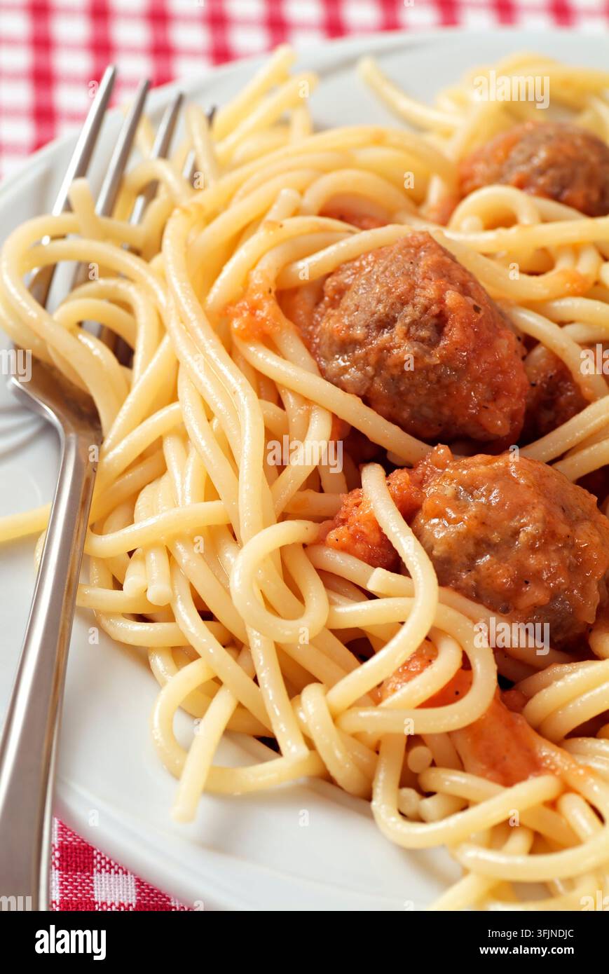 Spaghetti und Fleischbällchen. Ein italienisch-amerikanisches Nudeln-Gericht, inspiriert von ähnlichen Gerichten aus Süditalien Stockfoto