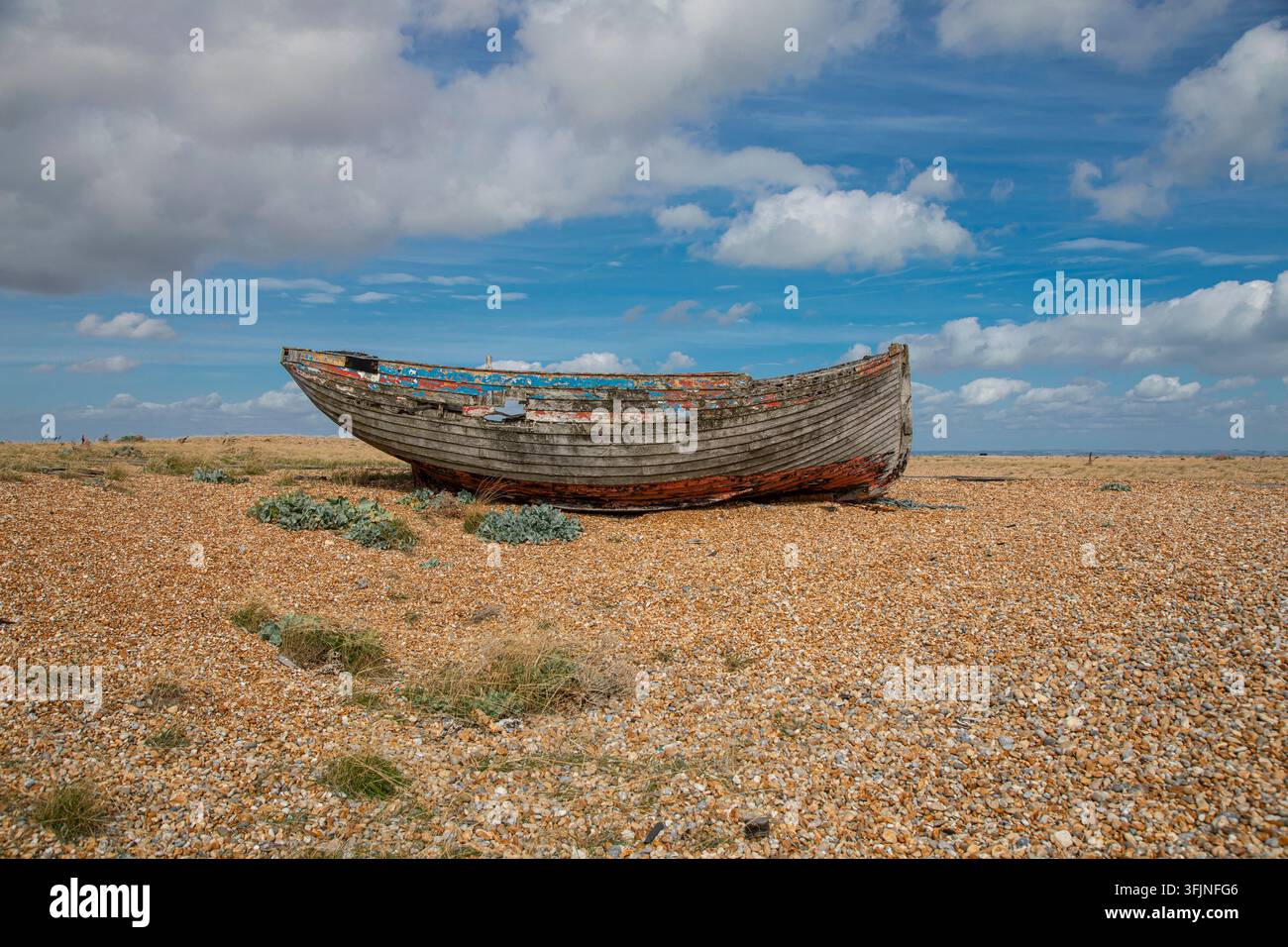 Ein altes verlassenes Fischerboot am Kiesstrand in Dungeness in Kent, UK Stockfoto