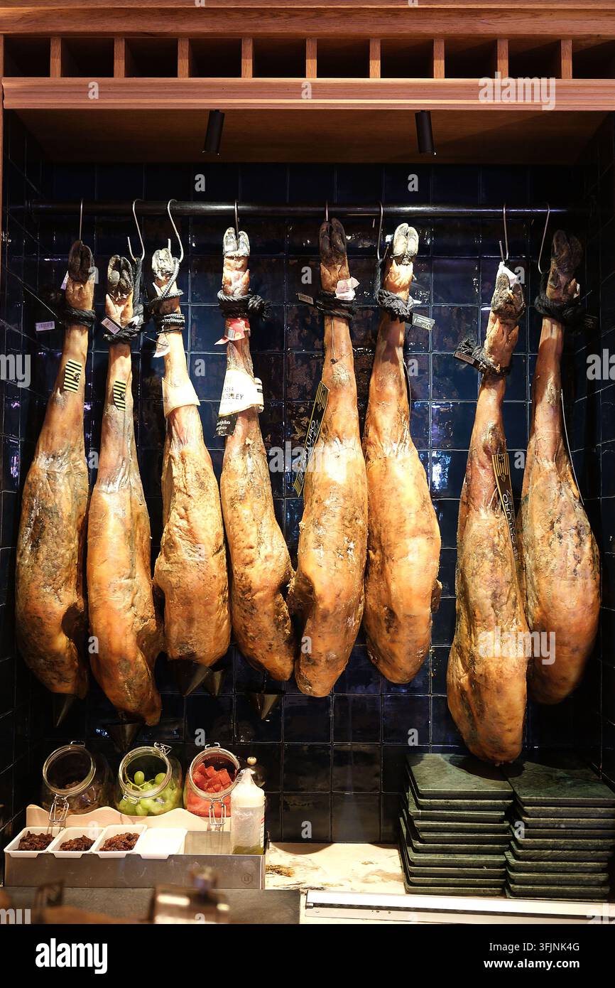 Wand von "Arturo Sánchez" iberischen Schinken (jamón ibérico) in der Weinbar The Library Wine Boutique & Cuisine in der Calle Serrano hängend Stockfoto