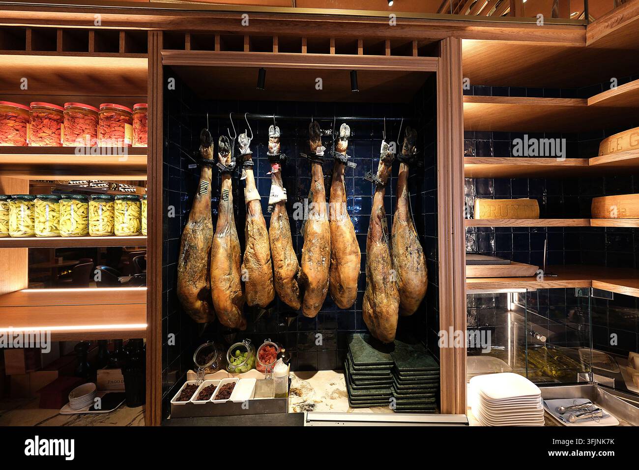 Wand von "Arturo Sánchez" iberischen Schinken (jamón ibérico) in der Weinbar The Library Wine Boutique & Cuisine in der Calle Serrano hängend Stockfoto