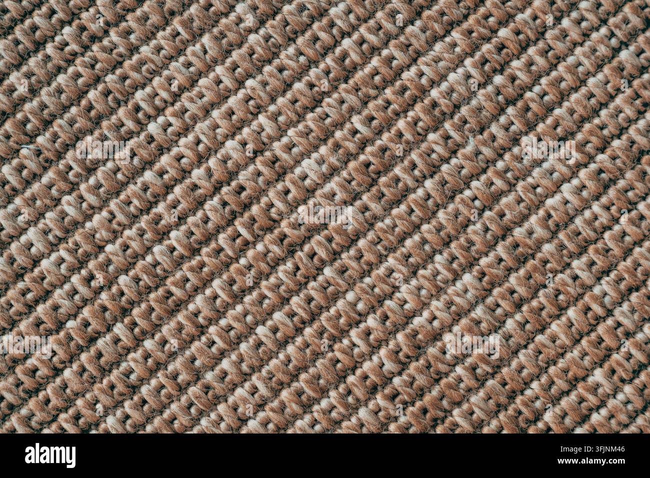 Top-Down-Ansicht eines strukturierten beigen gewebten Teppichs. Minimalistische Bodenbeläge, Home-Interior- und Textil-Hintergrundkonzept. Stockfoto