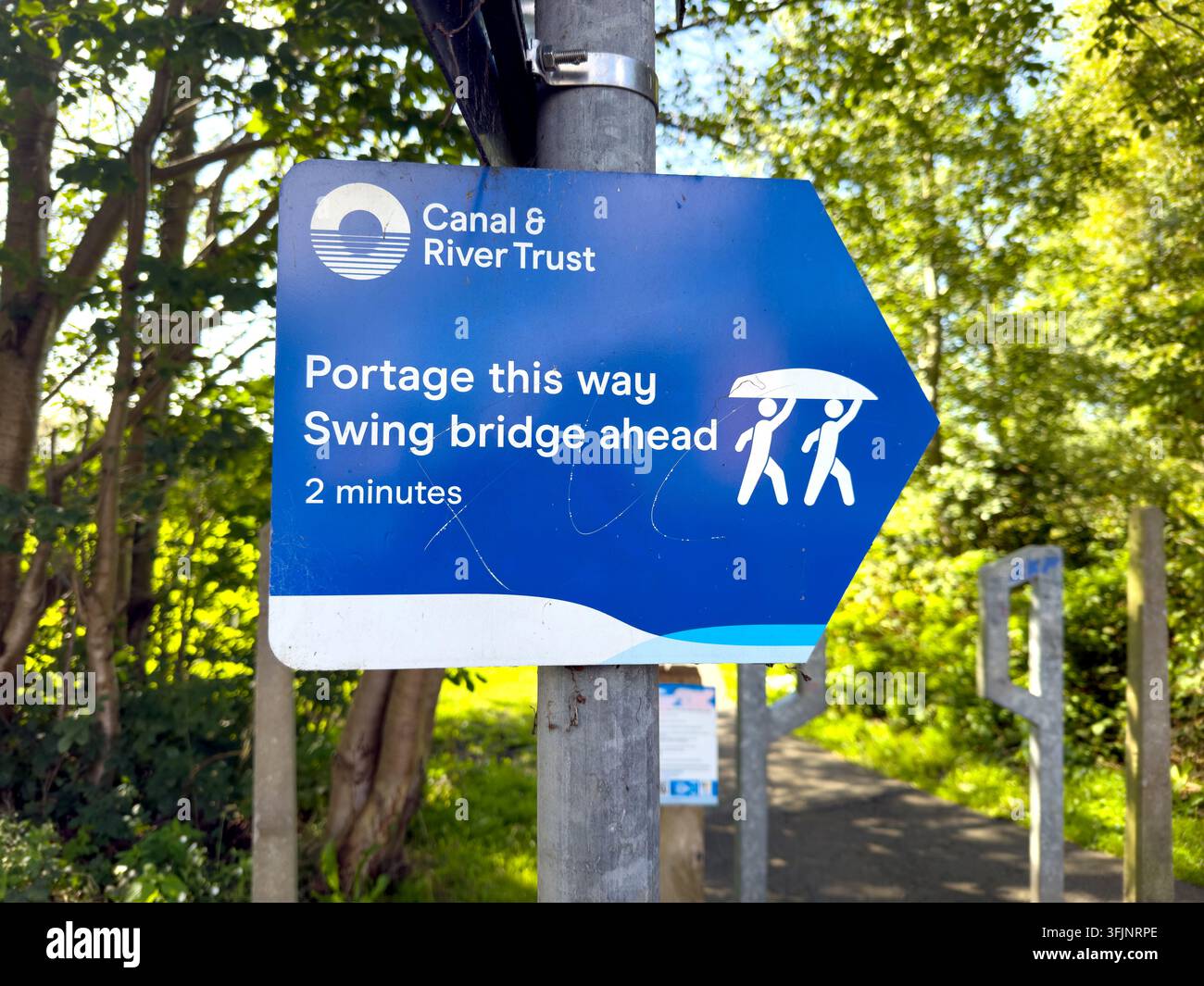 Canal and River Trust Portage hier entlang. Schwenkbrückenschild. Leeds nach Liverpool-Kanal Maghull UK 20. September 2026 Stockfoto