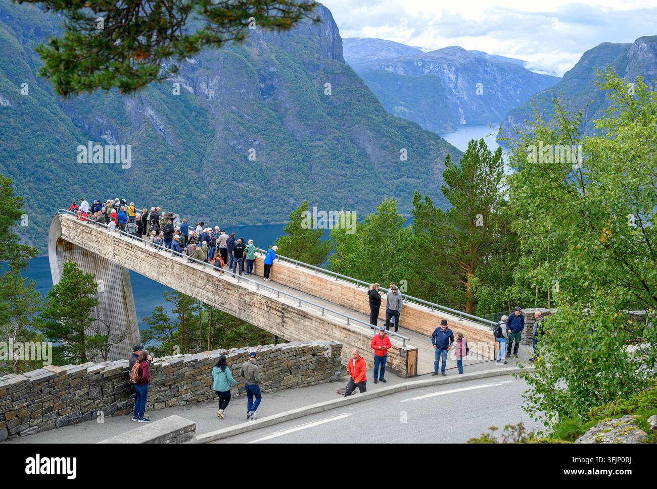 Stegasteinen entlang der norwegischen Panoramastraße Aurlandsfjellet bietet eine perfekte Plattform, um den Aurlandfjord zu überblicken (Aurland, Vestland, Norwegen). Stockfoto