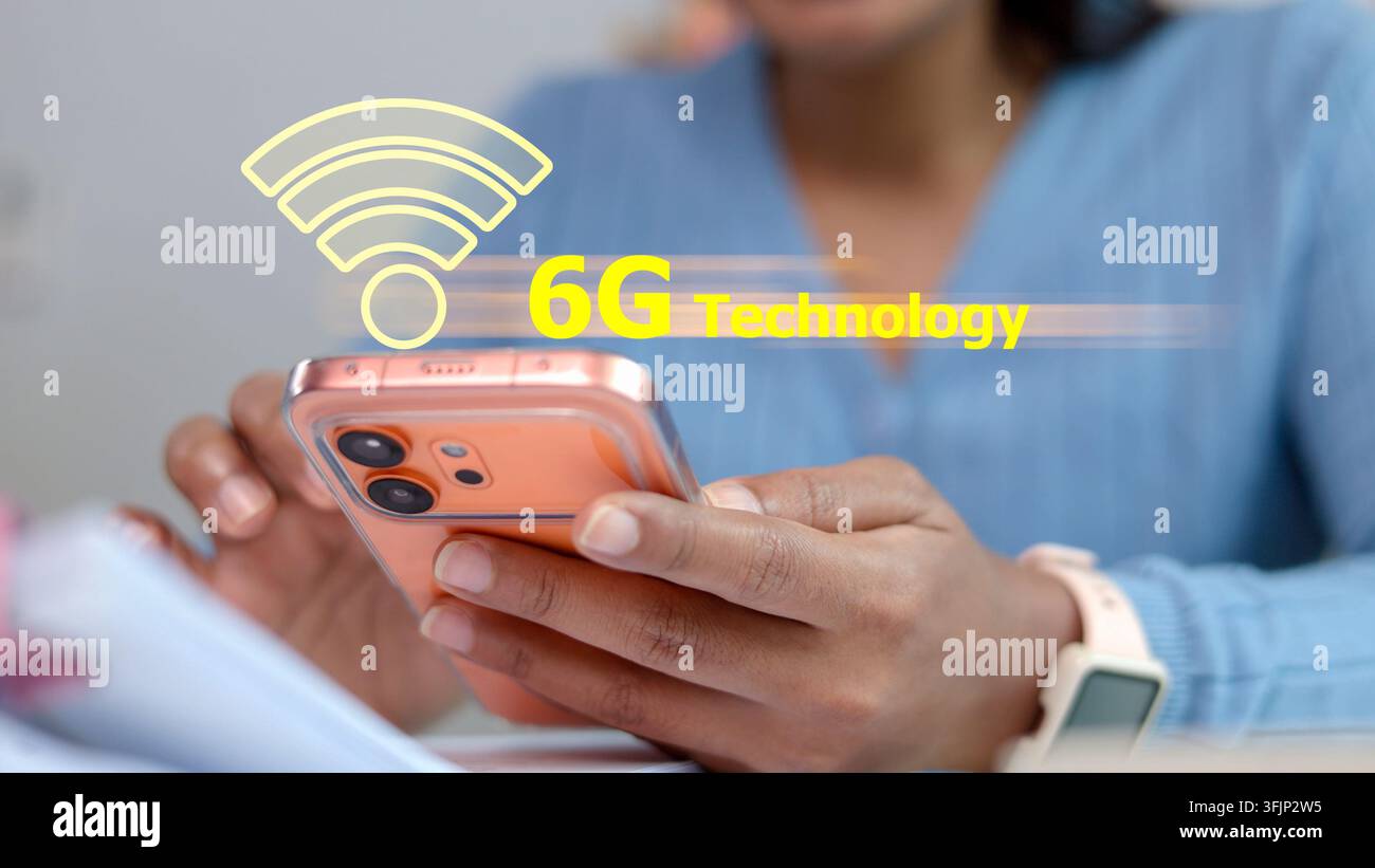 Nahaufnahme einer Geschäftsfrau, die ein Smartphone hält, das ein 6G-Technologienetzwerk verbindet, und das hohe Bandbreiten drahtloses Internet mit WLAN-Signal-Symbol-Grafiken auf de nutzt Stockfoto