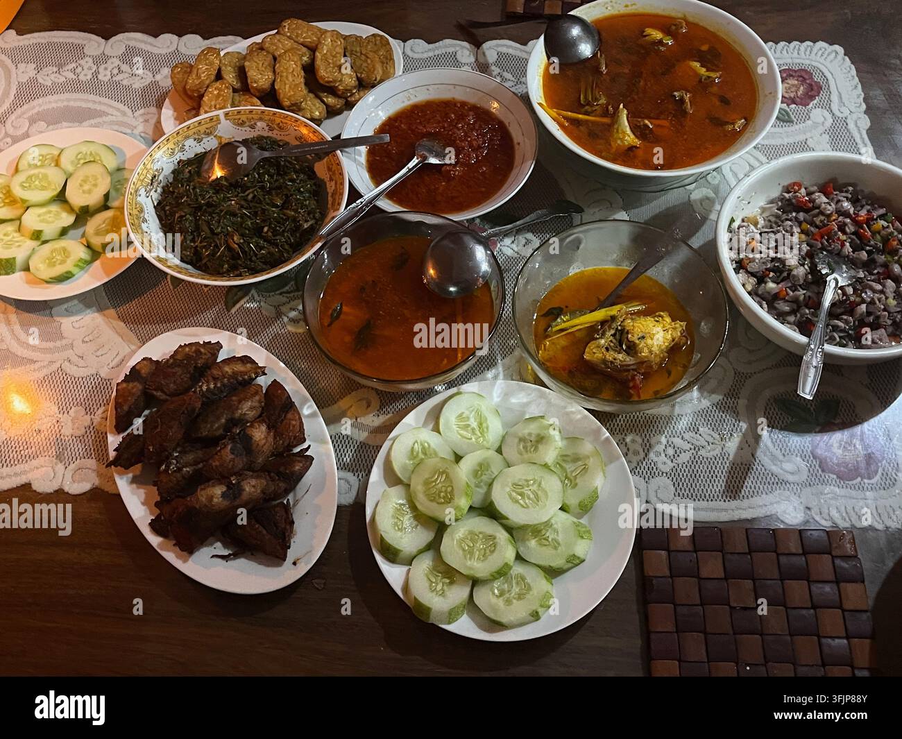 Traditionelles indonesisches hausgemachtes Essen aus Fischsuppe, rohem Fisch. Stockfoto