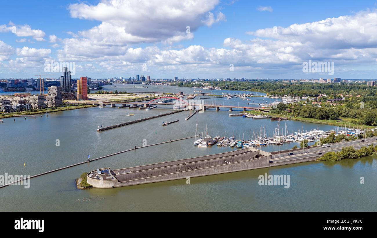 Luftbild des Zeeburgertunnels mit der Skyline von Amsterdam in den Niederlanden Stockfoto