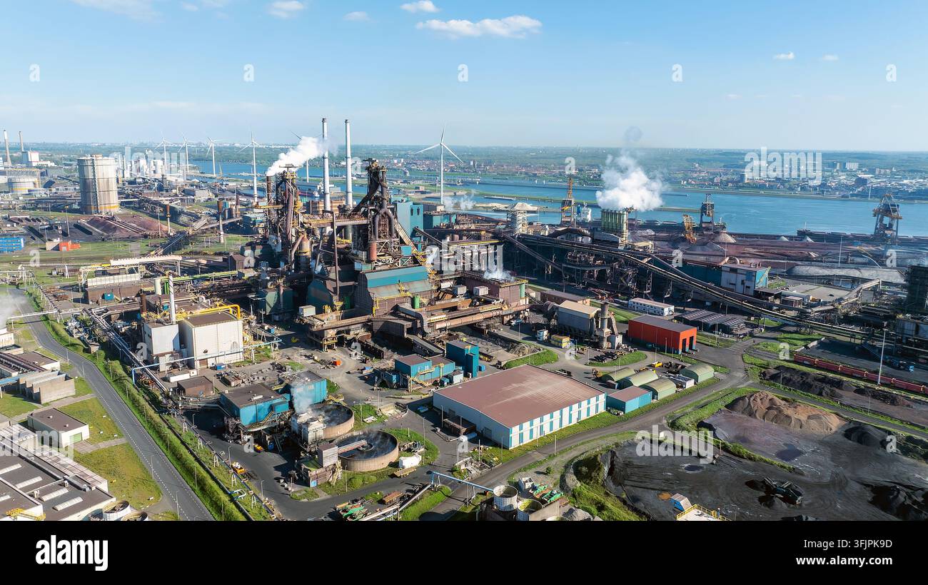 Luftbild von Industrieanlagen in IJmuiden, den Niederlanden Stockfoto