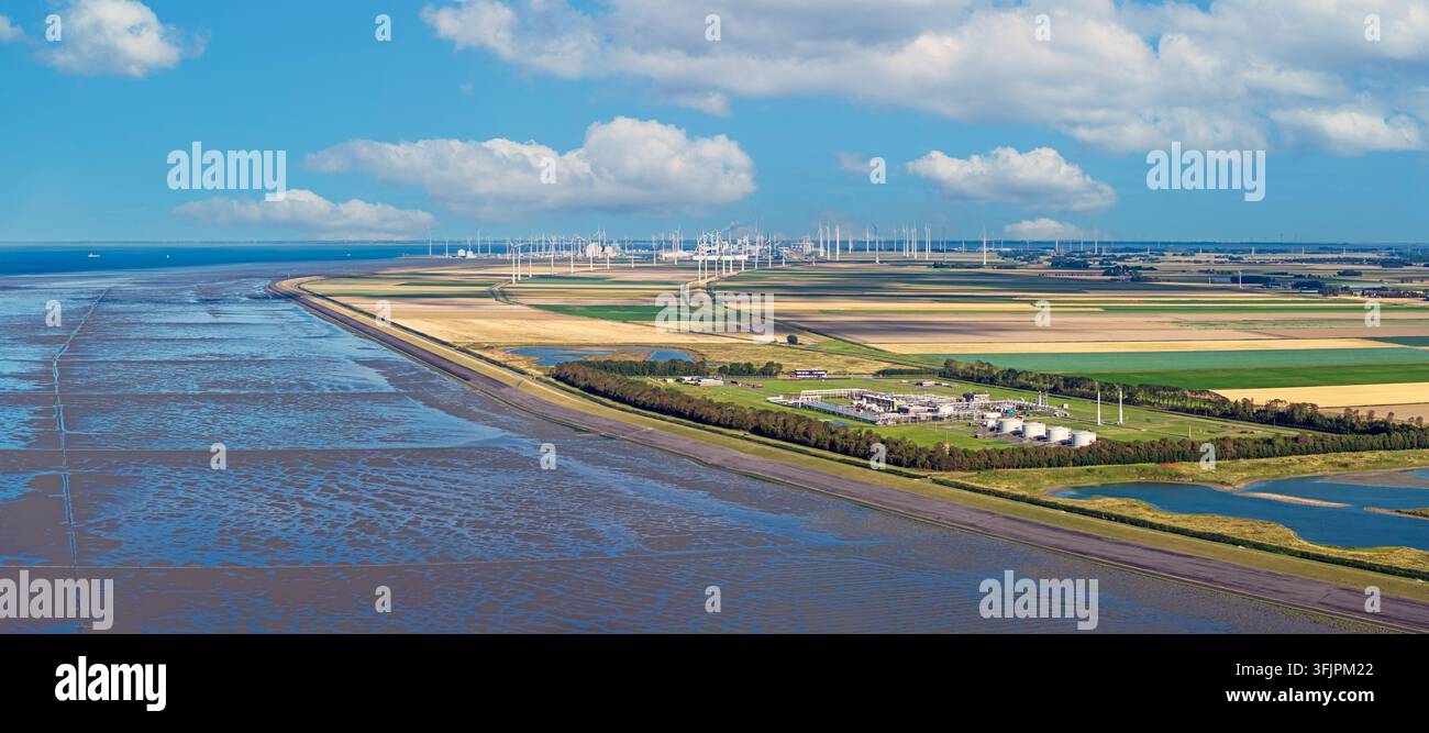 Luftbild der Gastransmissionsanlage und Windturbinen in Eemshaven, Groningen, Niederlande. Stockfoto