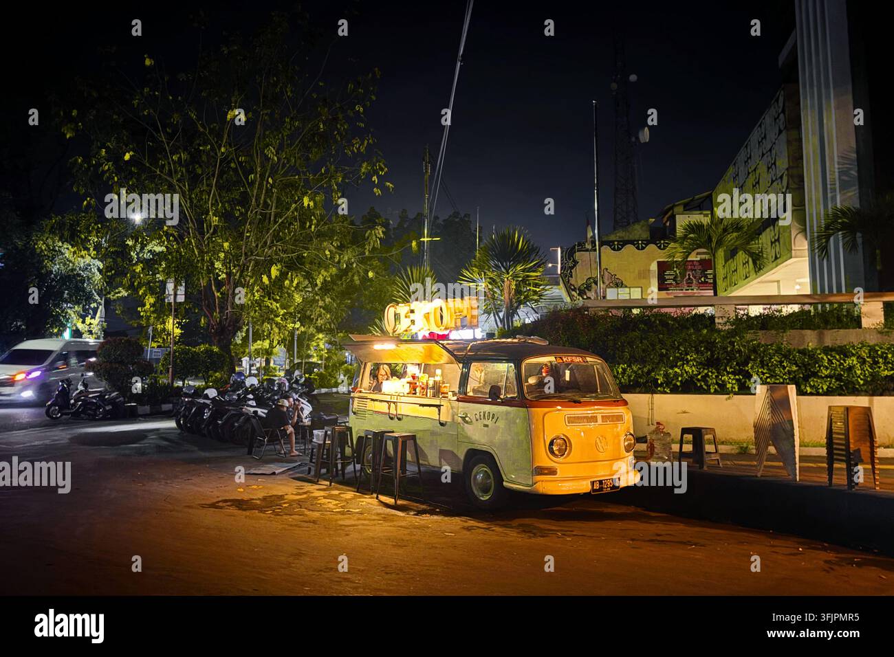 Cekopi-Mobille Kaffeewagen serviert Getränke auf einer Straße in Surakarta (Solo), Zentraljava, Indonesien, am 22. April 2026. Stockfoto