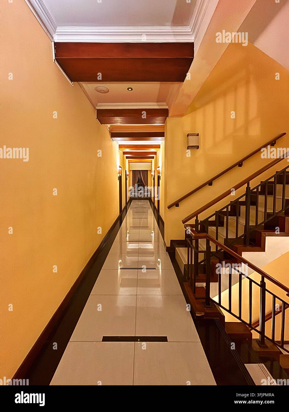 Hotelkorridor mit Treppe im De Solo Boutique Hotel in Solo, Surakarta, Zentraljava, Indonesien, 22. Apr. 2026. Stockfoto