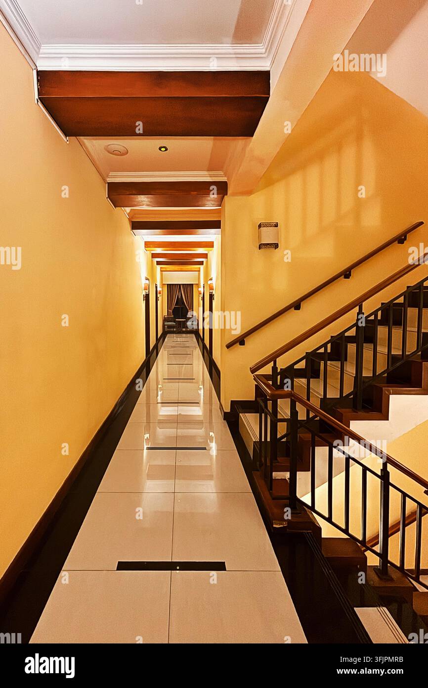 Hotelkorridor mit Treppe im De Solo Boutique Hotel in Solo, Surakarta, Zentraljava, Indonesien, 22. Apr. 2026. Stockfoto