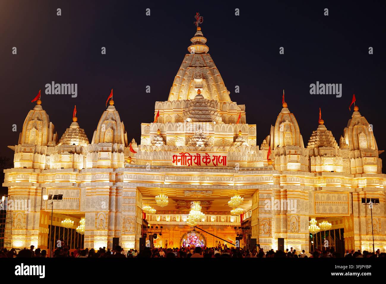 Ganesha-Pandal in der Stadt Lucknow in Indien. Der Name des Pandals ist Minotiyon ke Raja. Stockfoto
