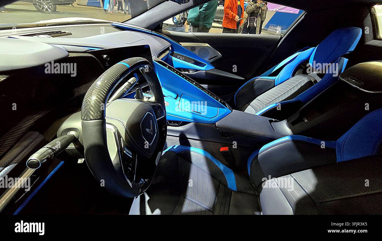 Zweifarbiges blaues Sportlederinterieur und Cockpit eines 2024 Chevrolet Corvette C8 E-Ray Sportwagens auf einer Autoausstellung. Stockfoto