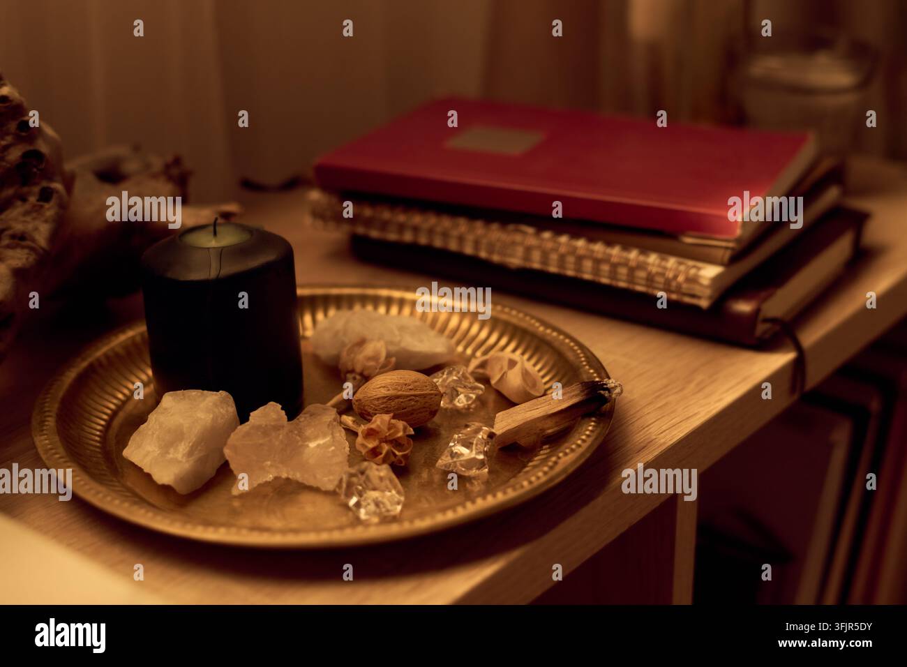 Aroma-Kerze mit Kristallen und Notizbüchern für die Meditation zu Hause Stockfoto